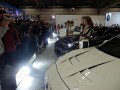 キャンギャルを撮影する来場者も多数来場