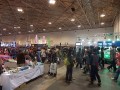 多数の来場でにぎわう展示場