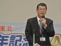 セレモニーで挨拶に立つ向井社長