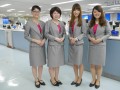 清楚なスーツスタイルで来場会員をもてなす