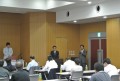 挨拶に立つ小売振興委員長・安藤筆頭副理事長