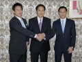 USS・安藤之弘社長（中央）とJAA・田畑利彦社長兼CEO（左）、HAA神戸・菊地秀武社長（右）が固い握手を交わした