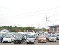 出品ヤードには軽自動車など良質小売りダマが所狭しと並んだ