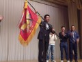 懇親会で優勝旗を手にするＪＵ福岡の陶山寛青年部会長