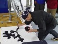 杉浦氏が「夢」の文字をダイナミックに描いた