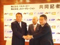 丸山社長と澤田会長、鈴木副社長が固い握手を交わした