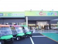 広大な敷地の移動に活躍する「カラーズ」カラーのエンジンカート