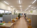 間仕切りした商談コーナーで来店客をもてなす