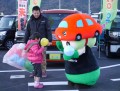 オリジナルキャラクター「カラーズちゃん」が来店客を出迎え