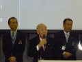 挨拶に立つ澤田稔理事長