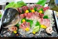 寒ブリのお造りをはじめ、マグロ漬丼、おでん等が提供された