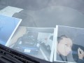出品車のダッシュボード上には川崎選手がサインを書く様子を写した写真が置かれた