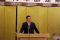 挨拶に立つ新部会長の田中氏