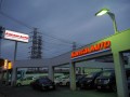 夜間は明るく鮮やかな店舗照明が浮かび上がる