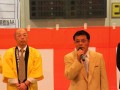 挨拶に立つ川村理事長