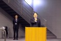 祝辞を述べる荒井会長