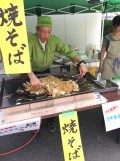 会場内に焼きそば屋台も登場（６月２４日）