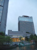 委員会の会場となった帝国ホテル大阪を船上から眺める
