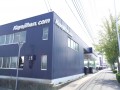 濃紺の外壁が特徴に向陽自販本店・サービス工場