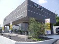 カフェのようなお洒落なデザインのトラックスジャパン店事務所