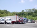 大型トラックが並ぶ姿は圧巻（トラックスジャパン店）