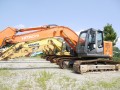 大型ショベルカーといった重機も多く在庫する（トラックスジャパン店）