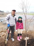 植樹祭の冒頭、大峰社長も記念植樹を行った
