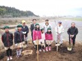 大峰社長や村岡市長らによる記念植樹を実施