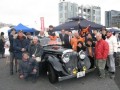 クルマ好きのオヤジ達と若者達が1938年式ジャガーを囲んで