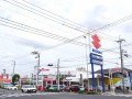 幹線道路沿いの広い間口が特徴の店舗（スズキフロンテ福山販売）
