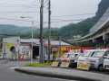 交差点角に広大な敷地を持つ同社