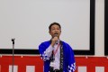 挨拶に立つ岩松会場長