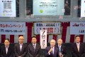 挨拶に立つ山田理事長