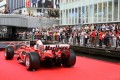 道頓堀川にフェラーリＦ１が船に乗って登場する演出