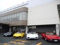 多数の高級車出品で会場前は華やかに