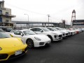 多数の高級車出品で会場前は華やかに