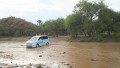 豪雨で一瞬にして増水した河川を渡る場面も