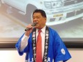 セレモニーで挨拶する日産ユーズドカーセンターの髙麗取締役