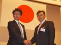 新旧青年部会長が固い握手（左から福重氏と芝氏）