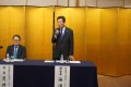 総会後記者会見で挨拶する海津副会長