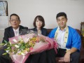 東理事長（写真左）と森口稔金融委員長（同右）からＶ８の感謝の気持ちがこもった花束