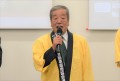 セレモニーで挨拶をする松本理事長