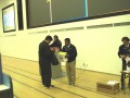 抽選会で募金する会員