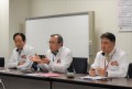 記者会見で今後の抱負を語る永谷社長（中央）