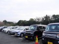 出品ヤードには多数の小売り向け車が並ぶ