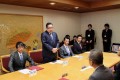 船橋市長に挨拶を述べる千﨑会長