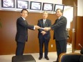 義援金を渡す三浦信也社長