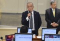 セリ前のセレモニーで挨拶を述べる奥村理事長