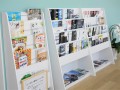 女性向け雑誌を多く揃えるほか、各メーカーの新車カタログを並べる