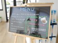 手書きのメッセージボードにはドリンクメニュー